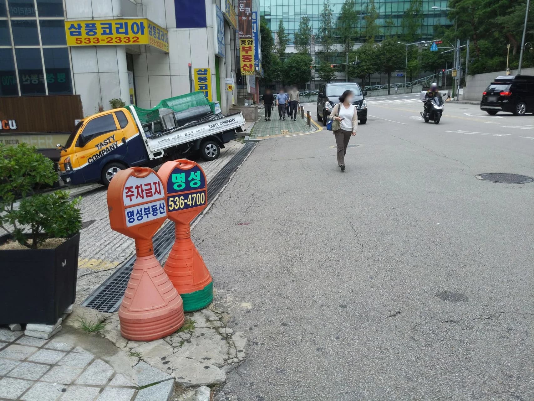 더윌로우스파 — Photo: Mapillary contributor (velaia)